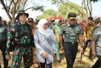 Gubernur Jawa Timur Khofifah Indar Parawansa membuka TMMD ke 106 di Lapangan Kecamatan jabon, Sidoarjo, Rabu, 02/09/2019. (Fahri/ SJ Foto)