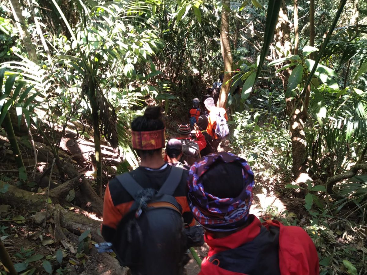 Petugas SAR gabungan berhasil mengevakuasi 13 pendaki Gunung Raung dalam kondisi selamat. (Joe/SJ Foto)