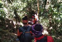 Petugas SAR gabungan berhasil mengevakuasi 13 pendaki Gunung Raung dalam kondisi selamat. (Joe/SJ Foto)