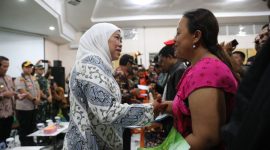 Gubernur Khofifah menyimak curhat seorang ibu perantau Wamena asal Jawa Timur, setibanya di Bandara Abdurrahman Saleh, Malang, Rabu, 02/09/2019. (Fahmi/ SJ Foto)