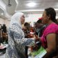 Gubernur Khofifah menyimak curhat seorang ibu perantau Wamena asal Jawa Timur, setibanya di Bandara Abdurrahman Saleh, Malang, Rabu, 02/09/2019. (Fahmi/ SJ Foto)
