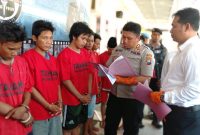 Kapolres Sampang, AKBP Didik Bambang Wibowo menginterogasi pelaku kasus perjudian, dalam konferensi pers yang digelar Senin, 28/10/2019. (Ahid/ SJ Foto)