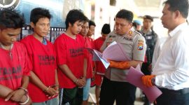 Kapolres Sampang, AKBP Didik Bambang Wibowo menginterogasi pelaku kasus perjudian, dalam konferensi pers yang digelar Senin, 28/10/2019. (Ahid/ SJ Foto) 