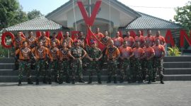 Komandan Batalyon Marinir Pertahanan Pangkalan V Surabaya Letnan Kolonel Marinir Endrawan Rahmania, melepas keberangkatan atlet renang dan dayung ke ajang Pembinaan Satuan (Binsat) HUT Ke-74 Korps Marinir, Senin, 14/10/2019. (joe/ SJ Foto)