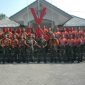 Komandan Batalyon Marinir Pertahanan Pangkalan V Surabaya Letnan Kolonel Marinir Endrawan Rahmania, melepas keberangkatan atlet renang dan dayung ke ajang Pembinaan Satuan (Binsat) HUT Ke-74 Korps Marinir, Senin, 14/10/2019. (joe/ SJ Foto)