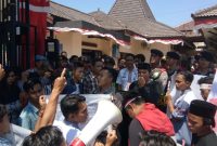 Puluhan warga kepulauan berunjukrasa di kantor Dispendukcapil Sumenep, Jumat, 11/10/2019. (Farin/ SJ Foto)