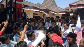 Puluhan warga kepulauan berunjukrasa di kantor Dispendukcapil Sumenep, Jumat, 11/10/2019. (Farin/ SJ Foto)