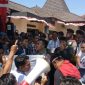 Puluhan warga kepulauan berunjukrasa di kantor Dispendukcapil Sumenep, Jumat, 11/10/2019. (Farin/ SJ Foto)