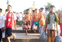 Para santri semangat mengikuti kegiatan bhakti sosial yang digelar PCNU Sumenep di Asta Tinggi, Senin, 21/10/2019. (Didik/ SJ Foto)