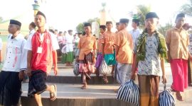 Para santri semangat mengikuti kegiatan bhakti sosial yang digelar PCNU Sumenep di Asta Tinggi, Senin, 21/10/2019. (Didik/ SJ Foto)