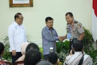 Wairwasum Polri Irjen Pol. Drs. Umar Septono mewakili Kapolri menerima penghargaan Top 45 Kompetisi Inovasi Pelayanan Publik 2019 dari Wakil Presiden Jusuf Kalla, di Jakarta, Selasa, 15/10/2019. (Fahmi/ SJ Foto)