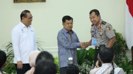 Wairwasum Polri Irjen Pol. Drs. Umar Septono mewakili Kapolri menerima penghargaan Top 45 Kompetisi Inovasi Pelayanan Publik 2019 dari Wakil Presiden Jusuf Kalla, di Jakarta, Selasa, 15/10/2019. (Fahmi/ SJ Foto)