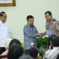 Wairwasum Polri Irjen Pol. Drs. Umar Septono mewakili Kapolri menerima penghargaan Top 45 Kompetisi Inovasi Pelayanan Publik 2019 dari Wakil Presiden Jusuf Kalla, di Jakarta, Selasa, 15/10/2019. (Fahmi/ SJ Foto)
