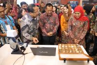 Gubernur Khofifah meninjau stand produk UMKM dalam acara Jatim Fair 2019 yang digelar di Grand City Mall, Surabaya, Selasa, 08/10/2019. (Fahmi/SJ Foto)