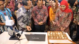 Gubernur Khofifah meninjau stand produk UMKM dalam acara Jatim Fair 2019 yang digelar di Grand City Mall, Surabaya, Selasa, 08/10/2019. (Fahmi/SJ Foto)