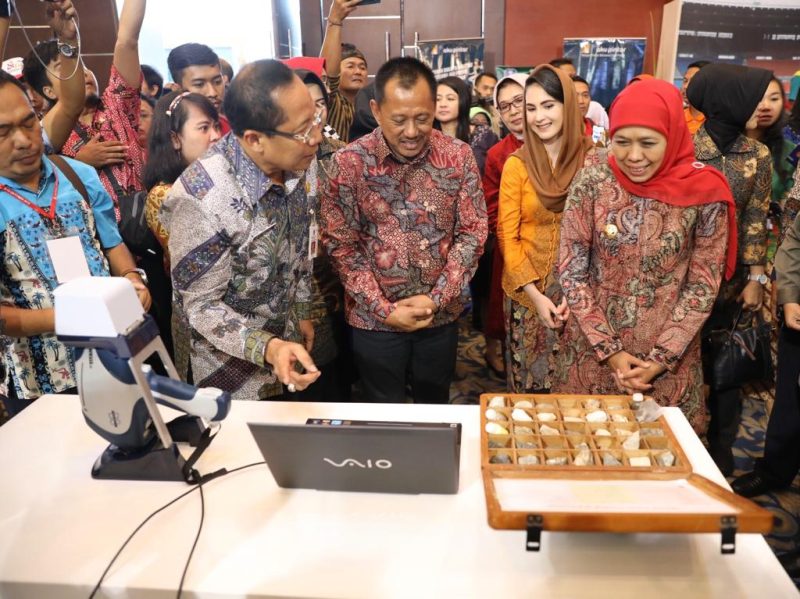 Gubernur Khofifah meninjau stand produk UMKM dalam acara Jatim Fair 2019 yang digelar di Grand City Mall, Surabaya, Selasa, 08/10/2019. (Fahmi/SJ Foto)