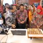 Gubernur Khofifah meninjau stand produk UMKM dalam acara Jatim Fair 2019 yang digelar di Grand City Mall, Surabaya, Selasa, 08/10/2019. (Fahmi/SJ Foto)