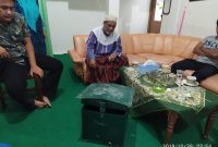 Husin Satriawan, Ketua Takmir Masjid Jamik Sumenep (tengah) menunjukkan kotak amal yang dicuri pelaku. (Didik/ SJ foto)