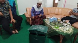 Husin Satriawan, Ketua Takmir Masjid Jamik Sumenep (tengah) menunjukkan kotak amal yang dicuri pelaku. (Didik/ SJ foto)