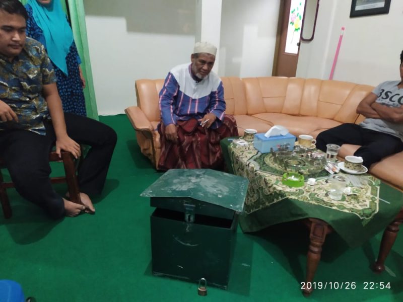 Husin Satriawan, Ketua Takmir Masjid Jamik Sumenep (tengah) menunjukkan kotak amal yang dicuri pelaku. (Didik/ SJ foto)