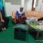 Husin Satriawan, Ketua Takmir Masjid Jamik Sumenep (tengah) menunjukkan kotak amal yang dicuri pelaku. (Didik/ SJ foto)