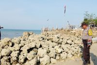 Dua siswa SDN Aeng Anyar meninggal dunia setelah terseret ombak di wisata Pantai Sembilan, Kecamatan Giligenting, Sumenep, Jawa Timur, Sabtu, 26/10/2010. (Didik/ SJ Foto)