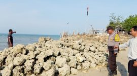 Dua siswa SDN Aeng Anyar meninggal dunia setelah terseret ombak di wisata Pantai Sembilan, Kecamatan Giligenting, Sumenep, Jawa Timur, Sabtu, 26/10/2010. (Didik/ SJ Foto)