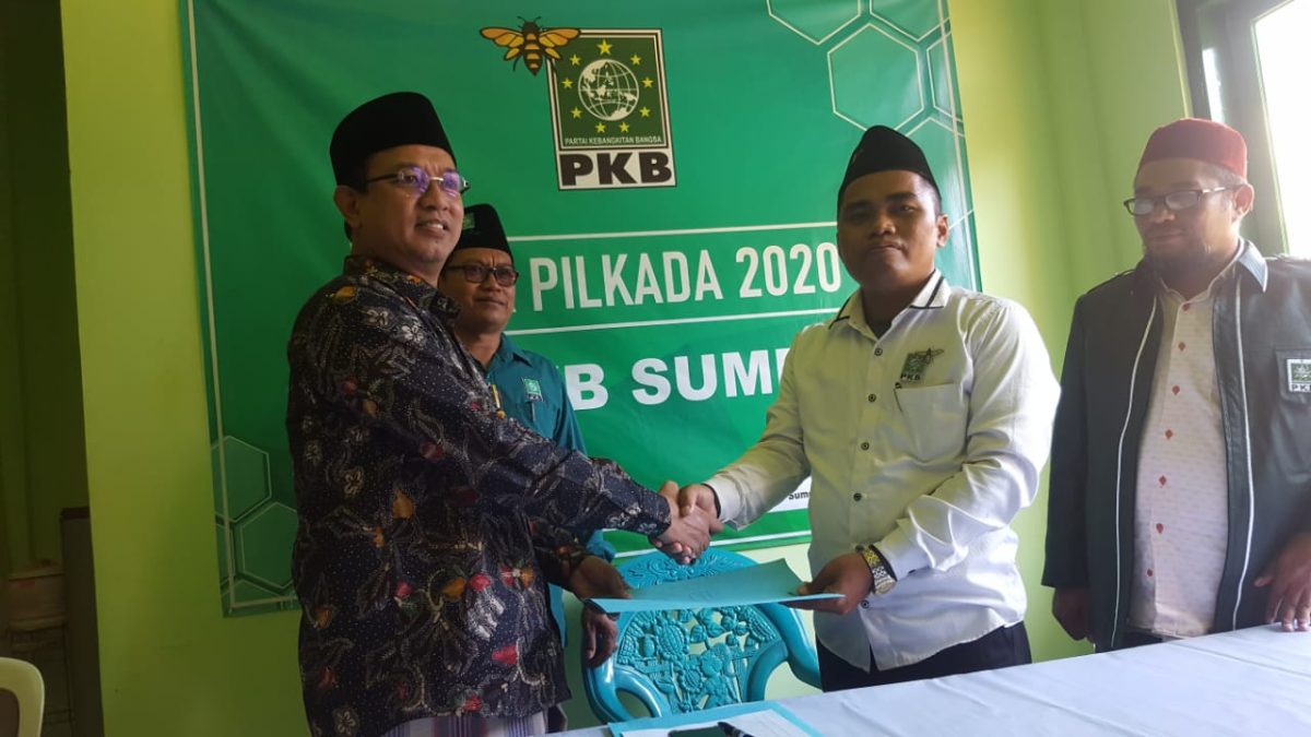 KH Unais Ali Hisyam, mantan Anggota DPR RI yang juga Dewan Syura DPP PKB mendaftar bacabup Sumenep di DPC PKB, Rabu, 30/10/2019. (Didik/ SJ Foto)