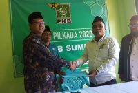KH Unais Ali Hisyam, mantan Anggota DPR RI yang juga Dewan Syura DPP PKB mendaftar bacabup Sumenep di DPC PKB, Rabu, 30/10/2019. (Didik/ SJ Foto)