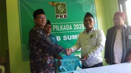 KH Unais Ali Hisyam, mantan Anggota DPR RI yang juga Dewan Syura DPP PKB mendaftar bacabup Sumenep di DPC PKB, Rabu, 30/10/2019. (Didik/ SJ Foto)
