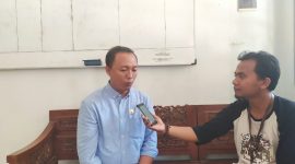 Abdul Warits, Ketua KPU Sumenep menjelaskan tahapan Pilkada di kantornya, Senin, 07/09/2019. (Farin/ SJ Foto)