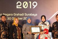 Gubenur Jawa Timur Khofifah Indar Parawansa menerima piagam penghargaan KPID Award 2019 di Surabaya, 30/10/2019. (Fahmi/ SJ Foto)