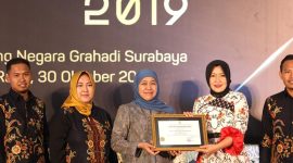 Gubenur Jawa Timur Khofifah Indar Parawansa menerima piagam penghargaan KPID Award 2019 di Surabaya, 30/10/2019. (Fahmi/ SJ Foto)