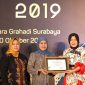 Gubenur Jawa Timur Khofifah Indar Parawansa menerima piagam penghargaan KPID Award 2019 di Surabaya, 30/10/2019. (Fahmi/ SJ Foto)