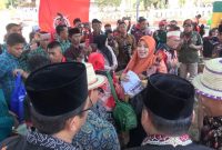 Bupati Busyro dan Ketua Tim Penggerak PKK kunjungi stand kerajinan tangan dalam kunjungan kerja di Pulau Masalembu, Sumenep, 16-18 November 2019. (Didik/SJ Foto)