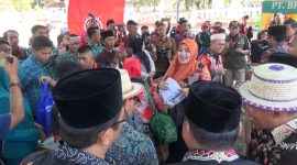 Bupati Busyro dan Ketua Tim Penggerak PKK kunjungi stand kerajinan tangan dalam kunjungan kerja di Pulau Masalembu, Sumenep, 16-18 November 2019. (Didik/SJ Foto)