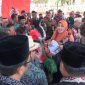 Bupati Busyro dan Ketua Tim Penggerak PKK kunjungi stand kerajinan tangan dalam kunjungan kerja di Pulau Masalembu, Sumenep, 16-18 November 2019. (Didik/SJ Foto)