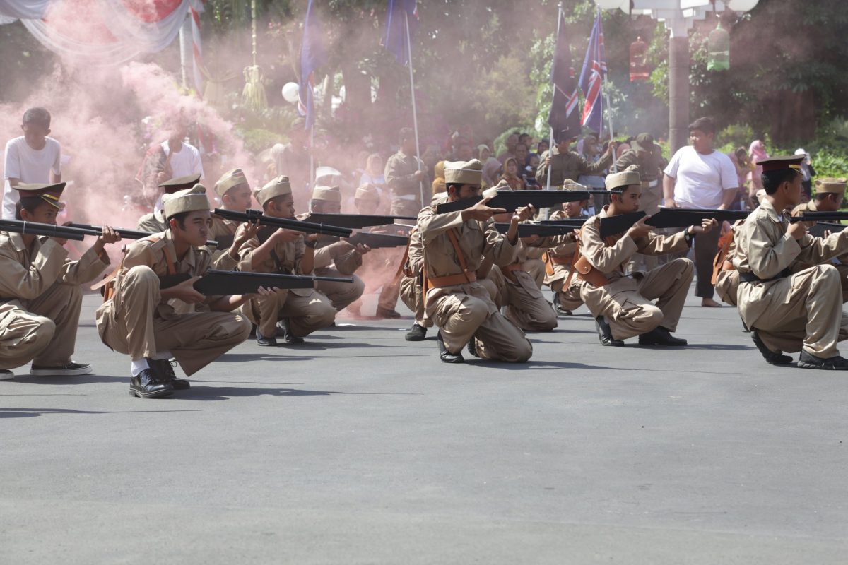 Sosio drama 1.170 pelajar ditampilkan dalam upacara peringatan Hari Pahlawan di Bali Kota Surabaya, Minggu, 10/11/2019. (foto istimewa)