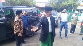 Fattah Jasin datang ke kantor DPC PKB Sumenep untuk mendaftar sebagai bakal calon bupati Sumenep, Rabu, 13/11/2019. (Didik/ SJ Foto)