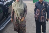 TERSENYUM: Nurfitriana didampingi Bupati Abuya Busyro Karim mengembalikan formulir pendaftaran bacabup ke kantor PKB Sumenep, Kamis sore, 14/11/2019. (Didik/ SJ Foto)