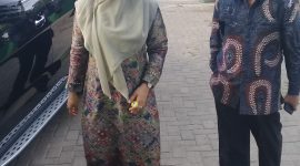 TERSENYUM: Nurfitriana didampingi Bupati Abuya Busyro Karim mengembalikan formulir pendaftaran bacabup ke kantor PKB Sumenep, Kamis sore, 14/11/2019. (Didik/ SJ Foto)