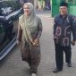 TERSENYUM: Nurfitriana didampingi Bupati Abuya Busyro Karim mengembalikan formulir pendaftaran bacabup ke kantor PKB Sumenep, Kamis sore, 14/11/2019. (Didik/ SJ Foto)