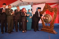 Bupati Fadeli memukul gong peresmian gedung Pemkab lamongan yang baru. (Mahrus/ SJ Foto)