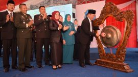 Bupati Fadeli memukul gong peresmian gedung Pemkab lamongan yang baru. (Mahrus/ SJ Foto)