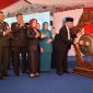 Bupati Fadeli memukul gong peresmian gedung Pemkab lamongan yang baru. (Mahrus/ SJ Foto)