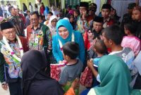 AYO GOTONG ROYONG: Bupati Sumenep Abuya Busyro Karim, dan Ketua Tim Penggerak PKK Sumenep, Nurfitriana Busyro Karim temui warga dalam acara bulan bhakti gotong royong ke-16 di Kecamatan Lenteng, Sumenep, Jawa Timur, Rabu, 27/11/2019. (Didik/ SJ Foto)