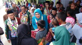AYO GOTONG ROYONG: Bupati Sumenep Abuya Busyro Karim, dan Ketua Tim Penggerak PKK Sumenep, Nurfitriana Busyro Karim temui warga dalam acara bulan bhakti gotong royong ke-16 di Kecamatan Lenteng, Sumenep, Jawa Timur, Rabu, 27/11/2019. (Didik/ SJ Foto)
