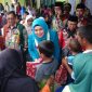 AYO GOTONG ROYONG: Bupati Sumenep Abuya Busyro Karim, dan Ketua Tim Penggerak PKK Sumenep, Nurfitriana Busyro Karim temui warga dalam acara bulan bhakti gotong royong ke-16 di Kecamatan Lenteng, Sumenep, Jawa Timur, Rabu, 27/11/2019. (Didik/ SJ Foto)