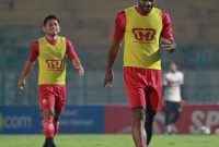 Andik Vermansyah dan Marckho Sandy jalani latihan tim di Stadion Gelora Bangkalan, Jawa Timur, Sabtu, 02/11/2019. (foto: madura united)