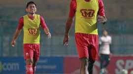 Andik Vermansyah dan Marckho Sandy jalani latihan tim di Stadion Gelora Bangkalan, Jawa Timur, Sabtu, 02/11/2019. (foto: madura united)
